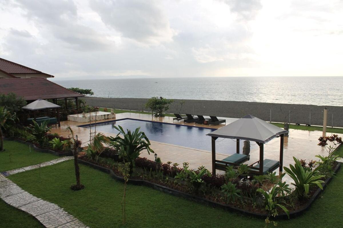 Lombok Beach Hotel Montongbuwoh Exterior photo
